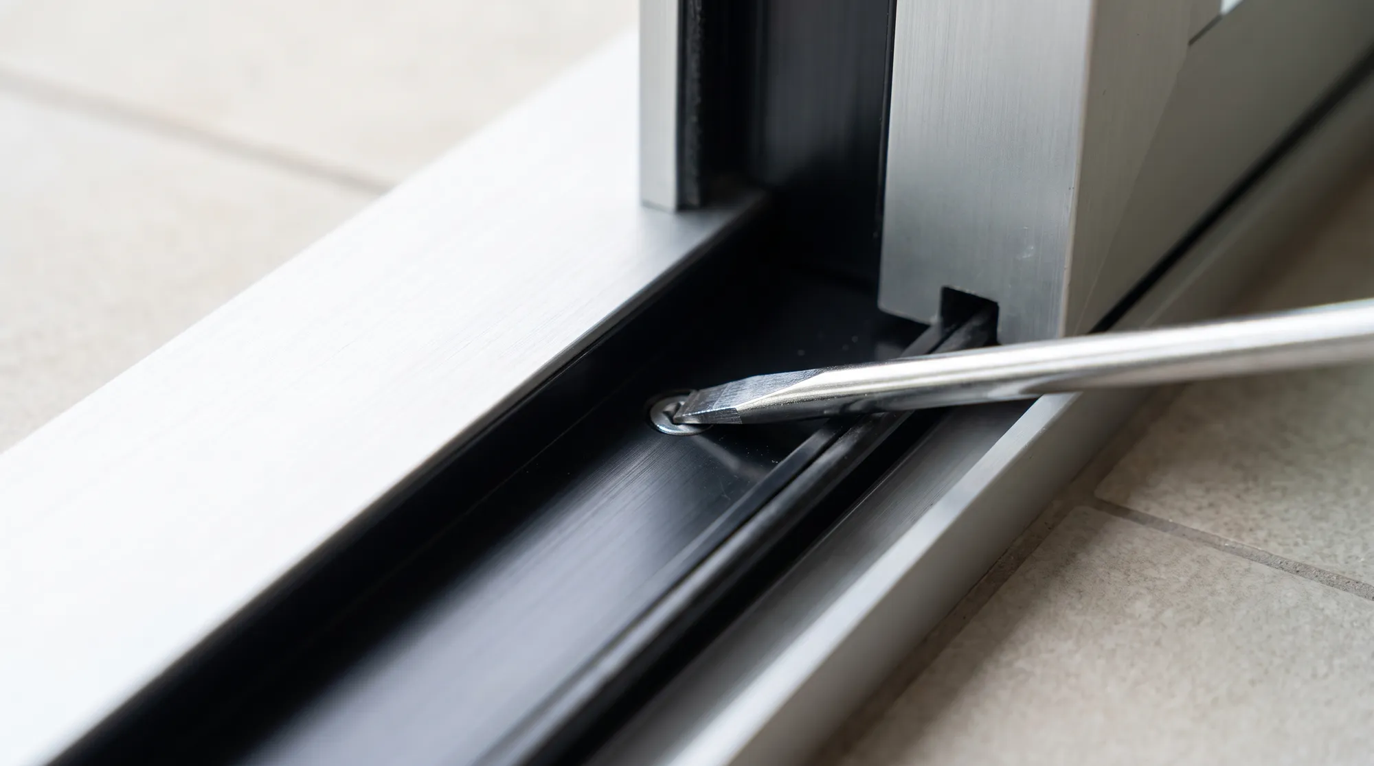 Roulettes de porte-patio : ajuster, nettoyer ou remplacer ?